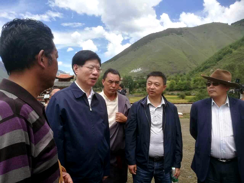 崔保华在甘孜州雅江县蹲点调研督导脱贫攻坚工作时强调把藏区资源优势