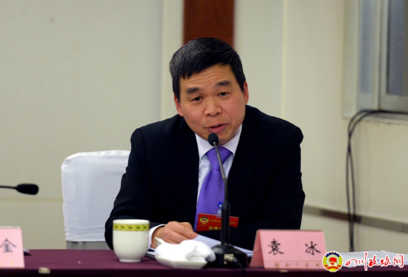 无党派人士代表、遂宁市人民政府副市长袁冰回答记者提问