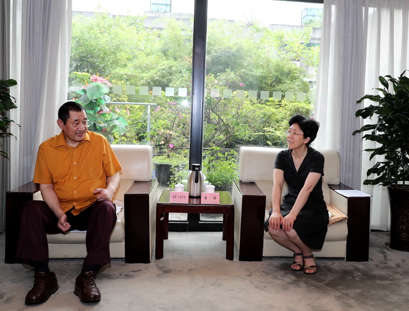 李静亲切会见香根·巴登多吉活佛 香根表示美丽繁荣和谐四川的宏伟