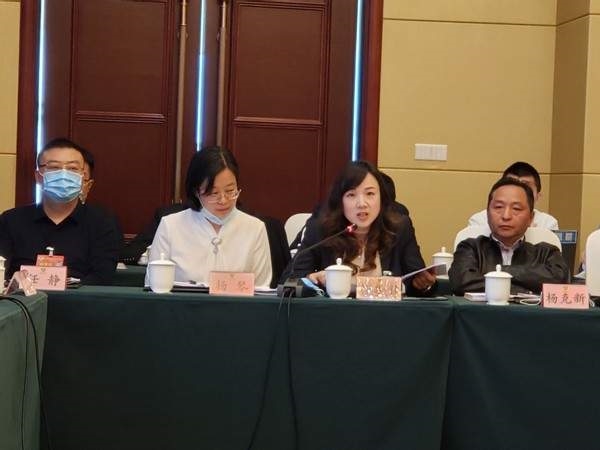 市政协委员杨华君(左三)在小组发言