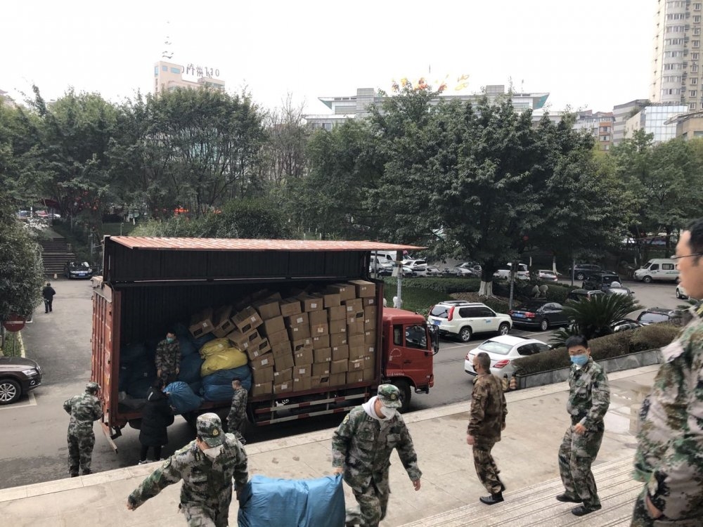 1月28日，江阳区发挥异地泸州商会力量第一时间采购80万口罩到了。.jpg