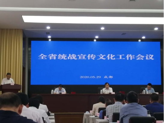 5月29日，全省统战宣传文化会议在成都召开，江阳区作为全省唯一区县代表作经验交流，得到省委统战部领导的高度肯定。图为江阳区委常委、统战部部长王朝德作《四全模式构建江阳统战宣传大格局》发言。.jpg