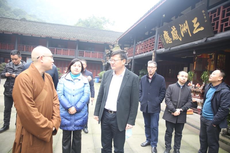 12月23日，江阳区委书记杨长缨率队到方山云峰寺调研工作。.jpg