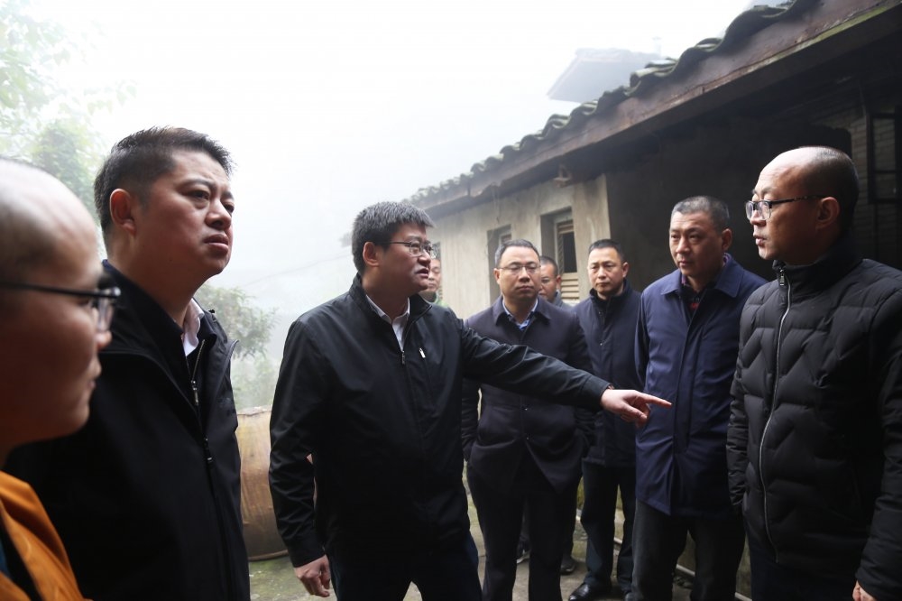 1月7日，江阳区委书记杨长缨、区长廖俊与区政府相关部门负责人现场调研。.jpg