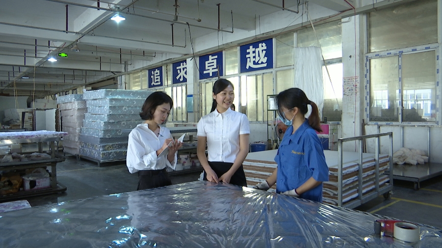 7月，江阳区走访民营企业欣楠床垫有限责任公司，指导非公经济“两个健康”工作。.png
