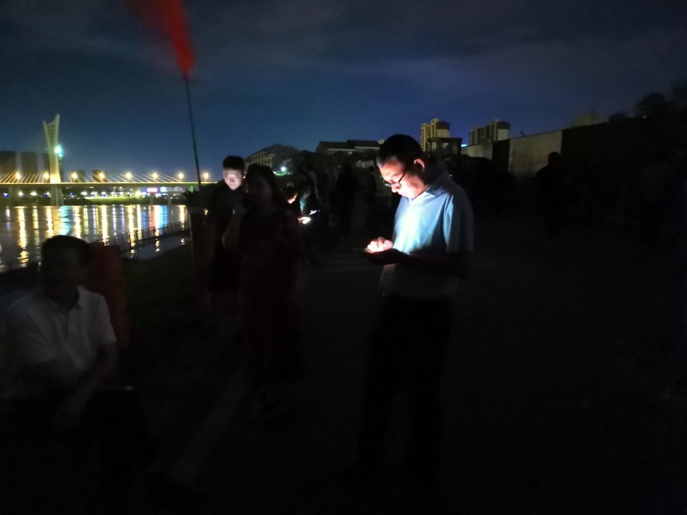 8月18日，沱江上游洪水来临。区委常委、统战部部长带队连夜值守在江边。.jpg