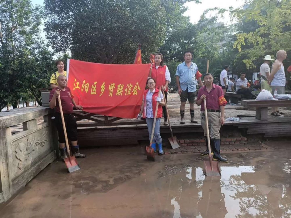 8月21日，乡联会在江阳区滨江路开展清淤工作.jpg
