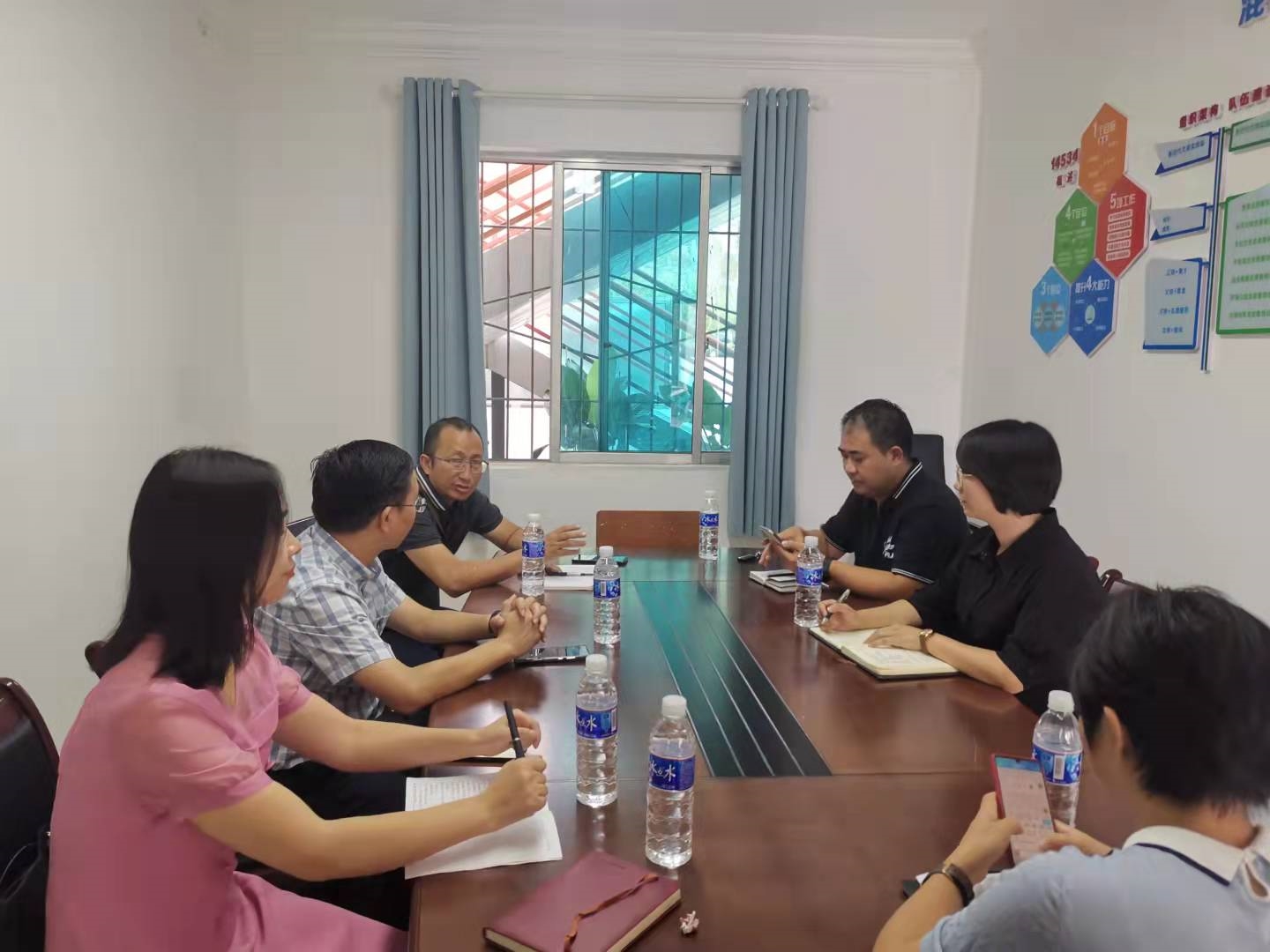 现场座谈会.jpg
