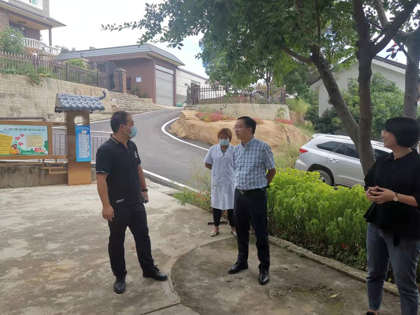 现场了解村卫生室基本情况.jpg