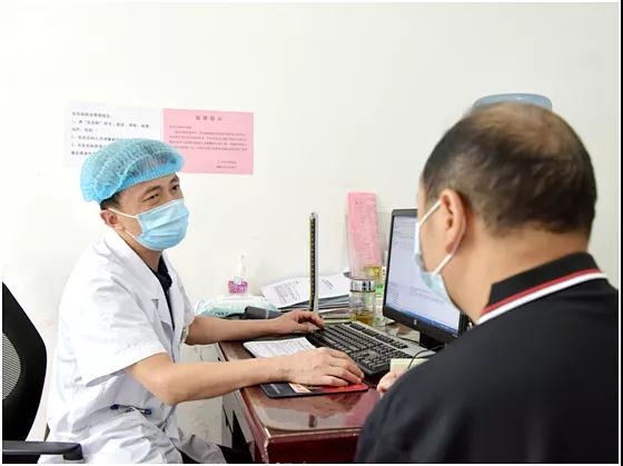 张思荣正在与患者交流.jpg