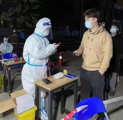 农工党成华区支部主委陈英在核酸检测现场.jpg