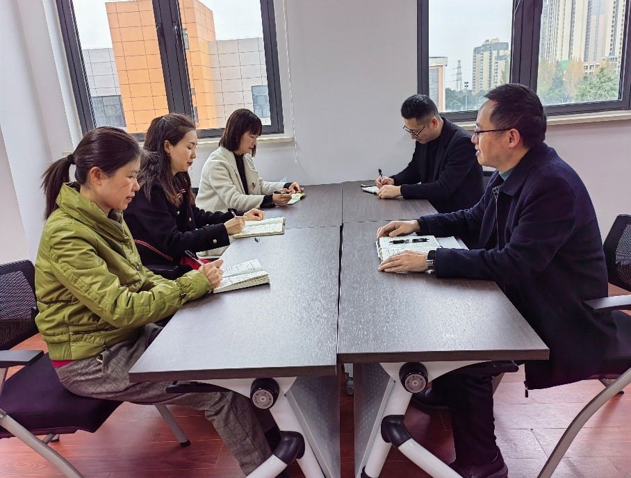 农工党龙泉驿区总支支部小组组织党员干部学习全会精神.jpg