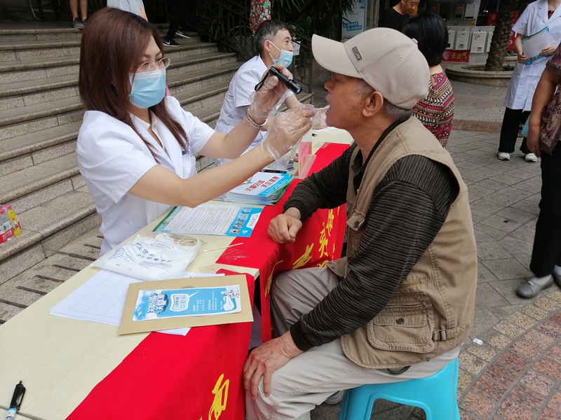 党员陈晋卫为群众口腔检查_副本.jpg