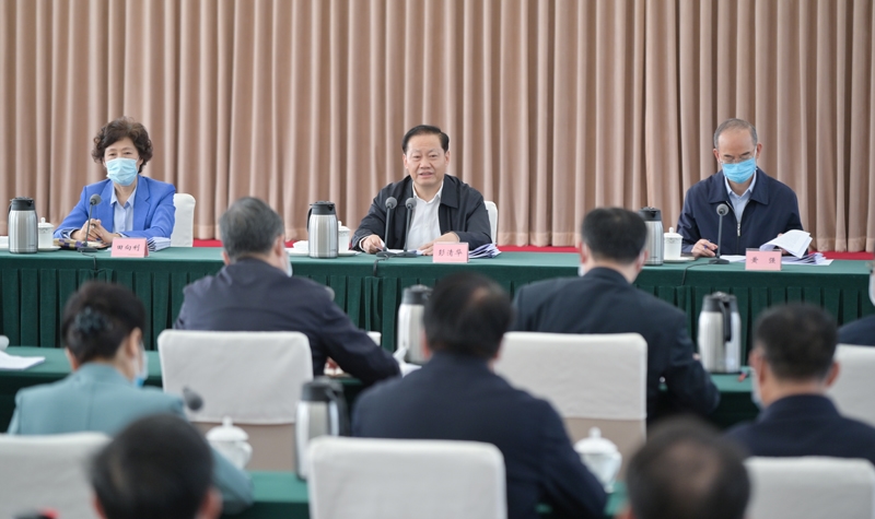 中共四川省委召开专题协商座谈会听取党外人士意见建议