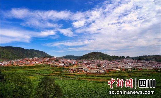 攀枝花市迆沙拉村民族团结进步新村。四川省民宗委供图