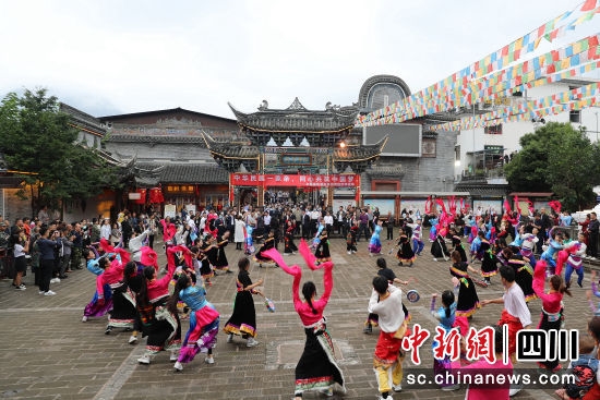 2020年9月14日，全国民族团结进步创建经验交流现场会考察团在四川省阿坝州汶川县水磨镇考察。滕俊摄