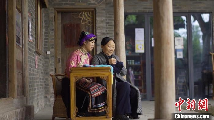 杨华珍在传承藏羌织绣技艺。　唐启浩 摄