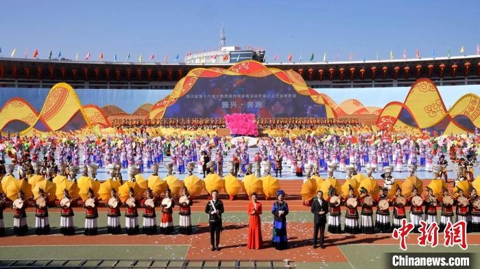 四川省第十六届少数民族传统体育运动会现场。　唐启浩 摄