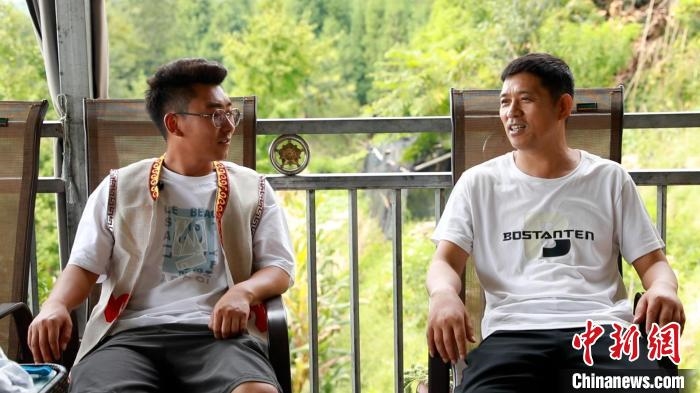 回村创业的直台村村民何磊(左)。　高嘉琪 摄