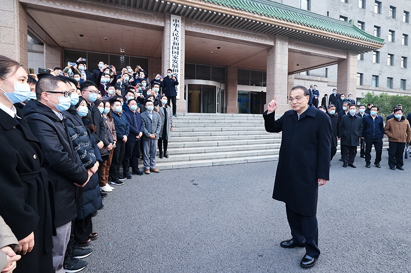 李克强考察发展改革委、财政部并主持召开座谈会强调
发挥好创新宏观调控对稳定宏观经济大盘的作用
韩正出席「相关图片」