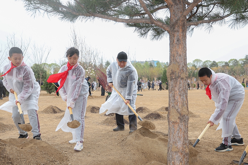 习近平在参加首都义务植树活动时强调
掀起造林绿化热潮
绘出美丽中国的更新画卷
李强赵乐际王沪宁蔡奇丁薛祥李希韩正参加「相关图片」