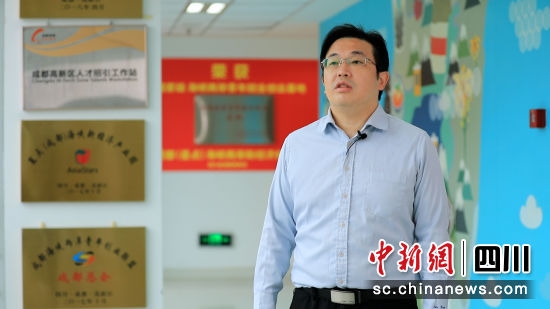  图为成都星点(高新)海峡两岸新经济创业园总经理郭弘扬接受采访。唐启浩摄