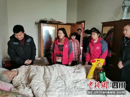  双流区新联会走访慰问社区老人。双流区供图