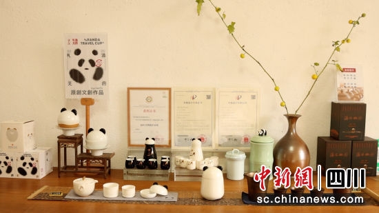 明月村文创产品。(唐启浩 摄)