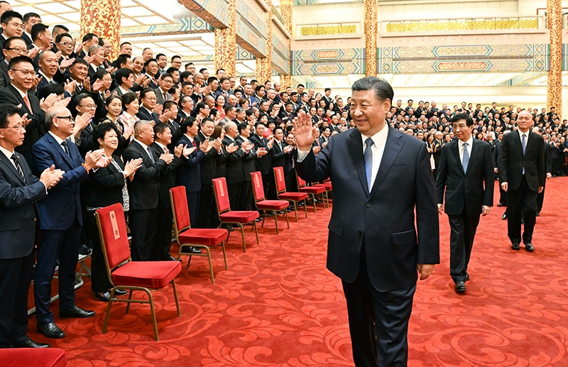 习近平会见第十届世界华侨华人社团联谊大会代表
王沪宁蔡奇参加会见「相关图片」