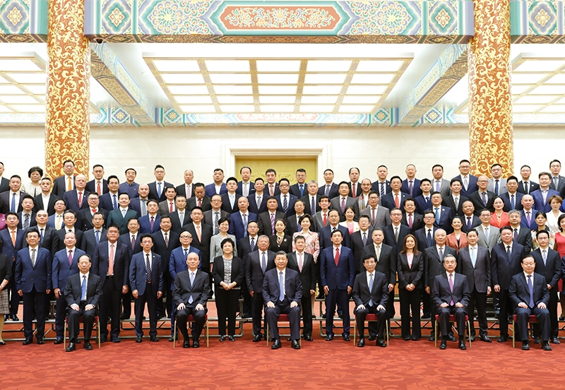 习近平会见第十届世界华侨华人社团联谊大会代表
王沪宁蔡奇参加会见「相关图片」