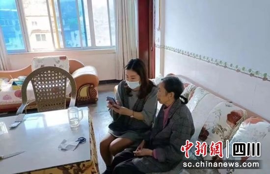 干部下乡入户，直面群众了解社情民意。 四川省民宗委供图