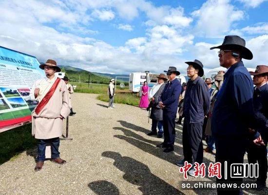 图为2023年四川省两资工作会暨民族团结进步示范村现场会。