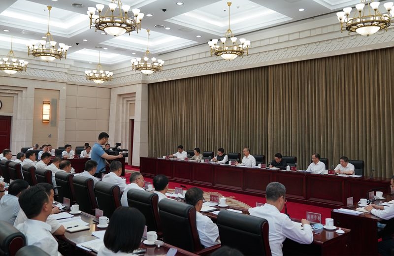黄强在全省上半年经济形势分析会上强调
三季度“多拉快跑”努力完成全年目标任务「相关图片」