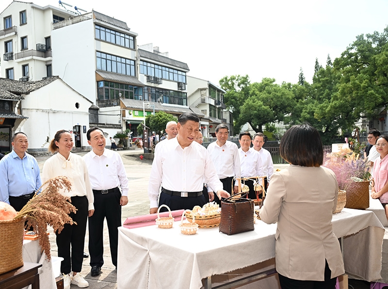 习近平在浙江考察时强调
始终干在实处走在前列勇立潮头
奋力谱写中国式现代化浙江新篇章
返京途中在山东枣庄考察
蔡奇陪同考察「相关图片」