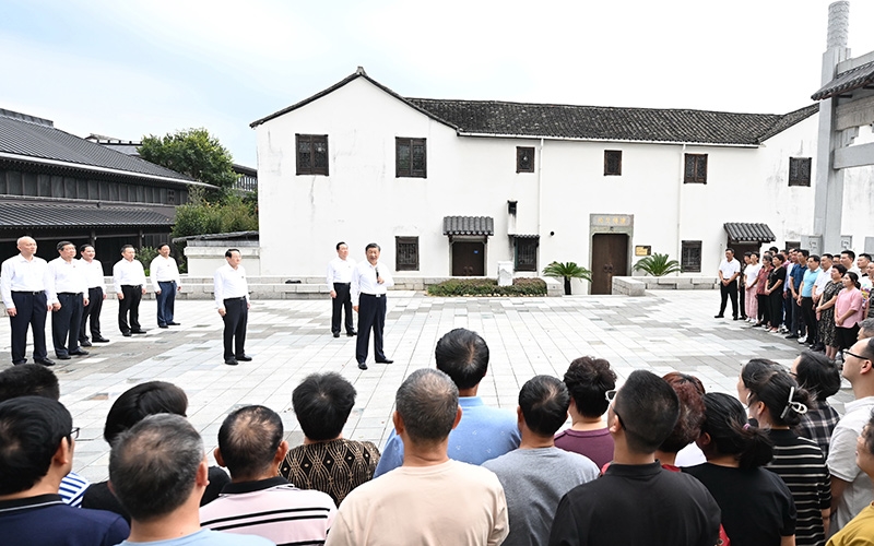 习近平在浙江考察时强调
始终干在实处走在前列勇立潮头
奋力谱写中国式现代化浙江新篇章
返京途中在山东枣庄考察
蔡奇陪同考察「相关图片」