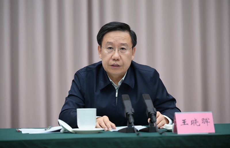 王晓晖在全省学习运用“千万工程”经验建设宜居宜业和美乡村工作推进会议上强调 
把“千万工程”经验运用到宜居宜业和美乡村建设中 
推动我省农业全面升级农村全面进步农民全面发展 
黄强主持「相关图片」