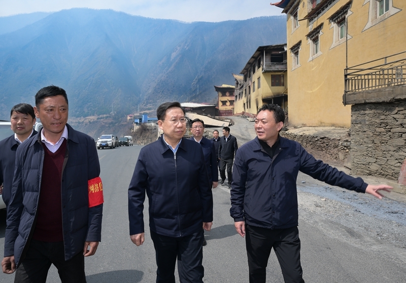 王晓晖在甘孜州雅江县森林火灾一线指导扑火救援工作时强调 
发扬连续作战的顽强作风 
坚决打赢雅江森林火灾这场歼灭战「相关图片」