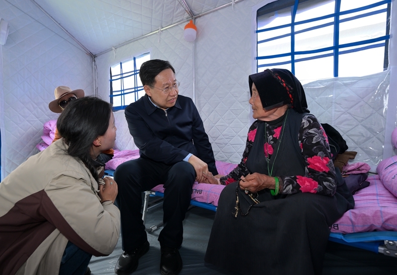 王晓晖在甘孜州雅江县森林火灾一线指导扑火救援工作时强调 
发扬连续作战的顽强作风 
坚决打赢雅江森林火灾这场歼灭战「相关图片」