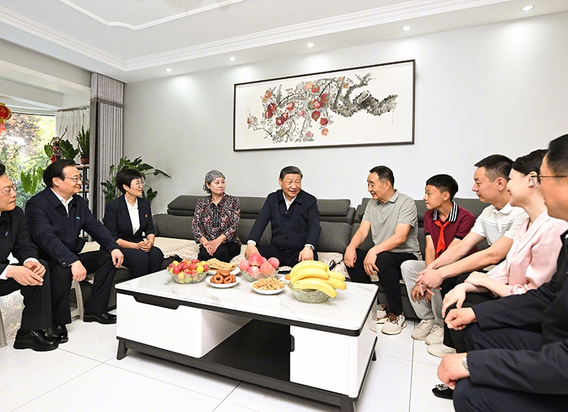 习近平：五十六个民族凝聚在一起就是中华民族共同体「相关图片」