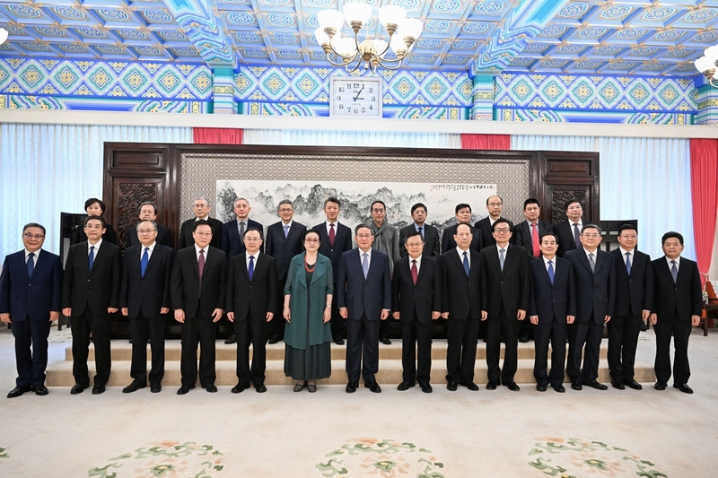 李强向新聘任国务院参事、中央文史研究馆馆员颁发聘书并强调
更好发挥参事和馆员的独特作用
为党和国家事业发展多作贡献「相关图片」