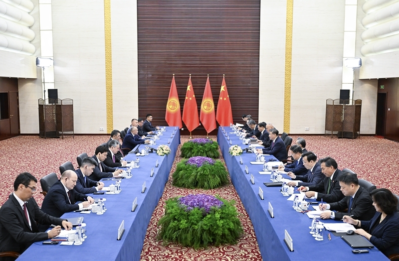 习近平会见吉尔吉斯斯坦总统扎帕罗夫「相关图片」