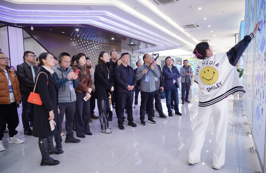 参观无忧集团 吴奕慧摄