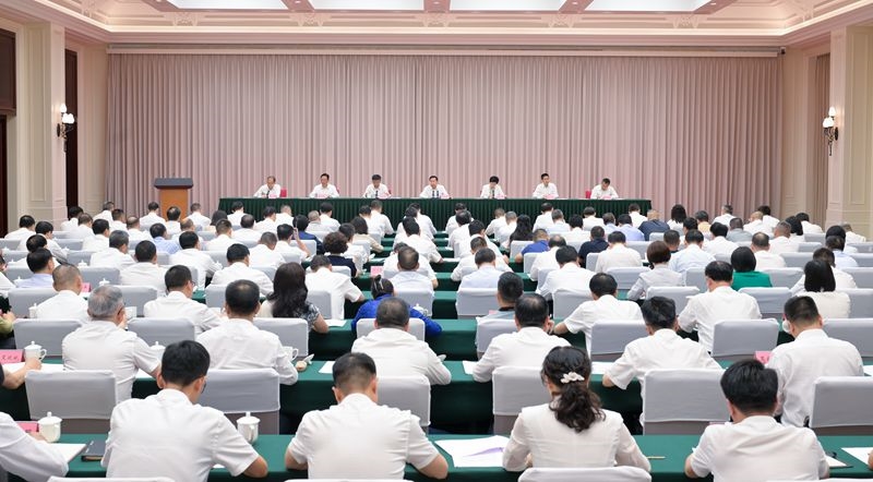 王晓晖在巩固拓展脱贫攻坚成果同乡村振兴有效衔接考核评估问题整改暨工作推进会议上强调
全力打好巩固拓展脱贫攻坚成果整体战翻身仗
坚决守住不发生规模性返贫的底线
施小琳作工作部署「相关图片」