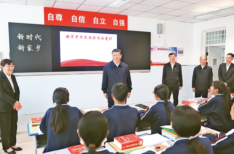 习近平：必须坚持自信自立「相关图片」