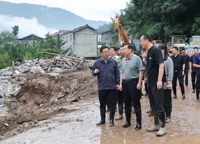 王晓晖赶赴雅安市汉源县山洪灾害现场指挥处置救援时强调 
全力搜救失联人员 
最大限度减少人员伤亡 
施小琳作批示并赶往灾害现场「相关图片」