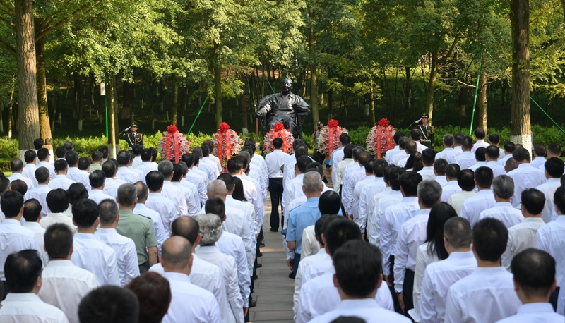 我省举行向邓小平同志铜像敬献花篮仪式
王晓晖施小琳田向利出席「相关图片」