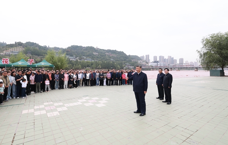 习近平在甘肃考察时强调
深化改革勇于创新苦干实干富民兴陇
奋力谱写中国式现代化甘肃篇章
途中在陕西宝鸡考察
蔡奇陪同考察「相关图片」