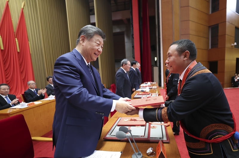 习近平在全国民族团结进步表彰大会上发表重要讲话强调
推进中华民族共同体建设 巩固发展中华民族大团结
李强主持 王沪宁宣读表彰决定 赵乐际蔡奇丁薛祥李希出席「相关图片」