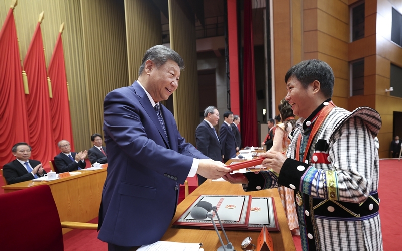 习近平在全国民族团结进步表彰大会上发表重要讲话强调
推进中华民族共同体建设 巩固发展中华民族大团结
李强主持 王沪宁宣读表彰决定 赵乐际蔡奇丁薛祥李希出席「相关图片」