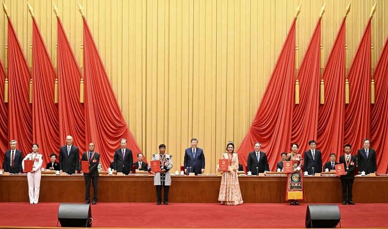 习近平在全国民族团结进步表彰大会上发表重要讲话强调
推进中华民族共同体建设 巩固发展中华民族大团结
李强主持 王沪宁宣读表彰决定 赵乐际蔡奇丁薛祥李希出席「相关图片」